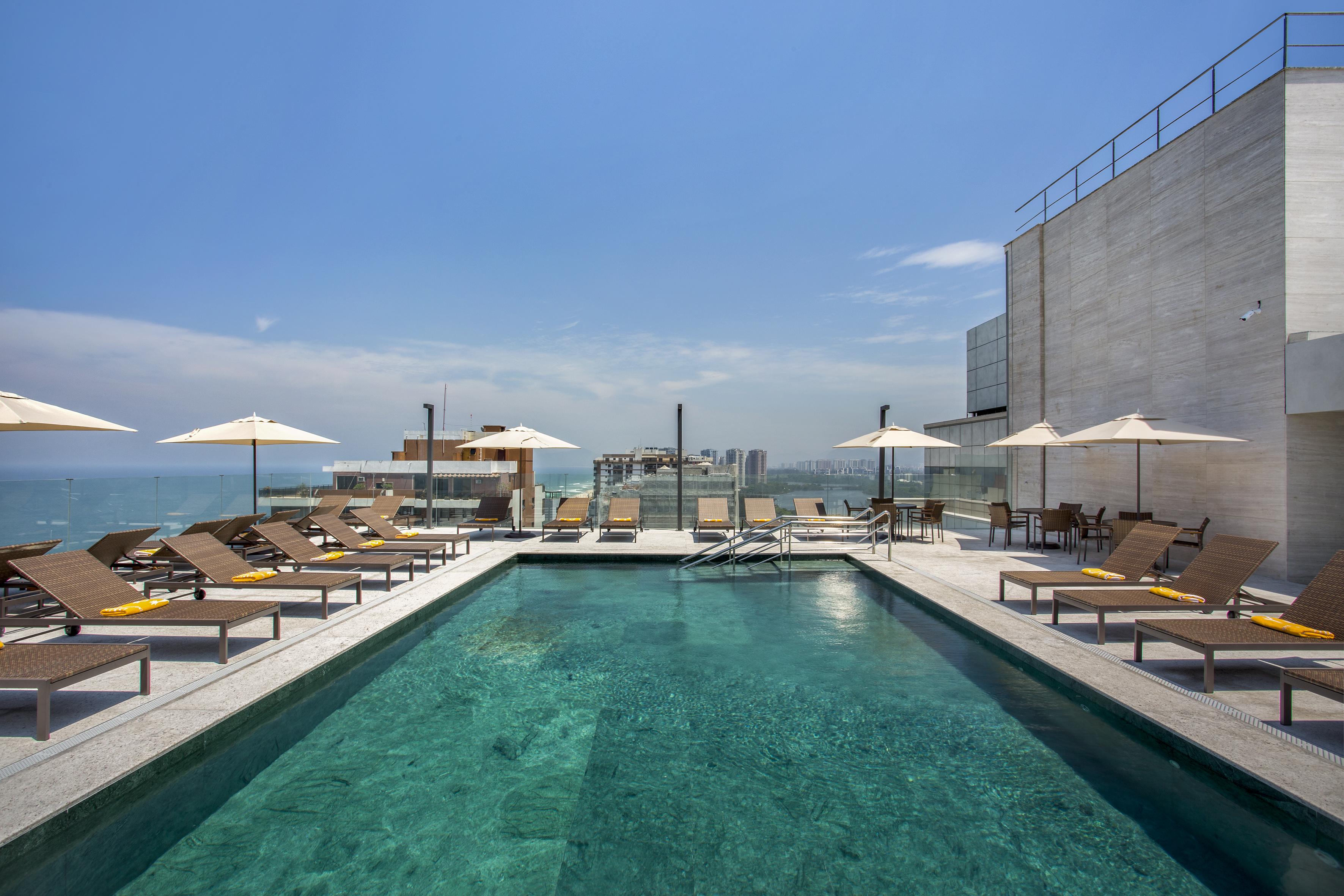 Windsor Marapendi Hotel Rio de Janeiro Ngoại thất bức ảnh The rooftop pool at the hotel