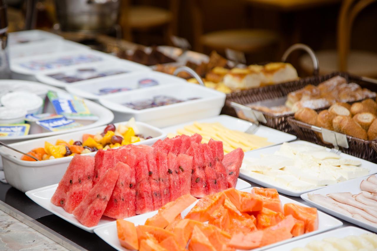Windsor Marapendi Hotel Rio de Janeiro Ngoại thất bức ảnh A buffet of fruit